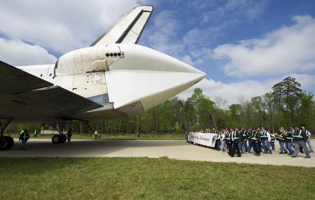 Shuttle Discovery Arrives at Udvar-Hazy