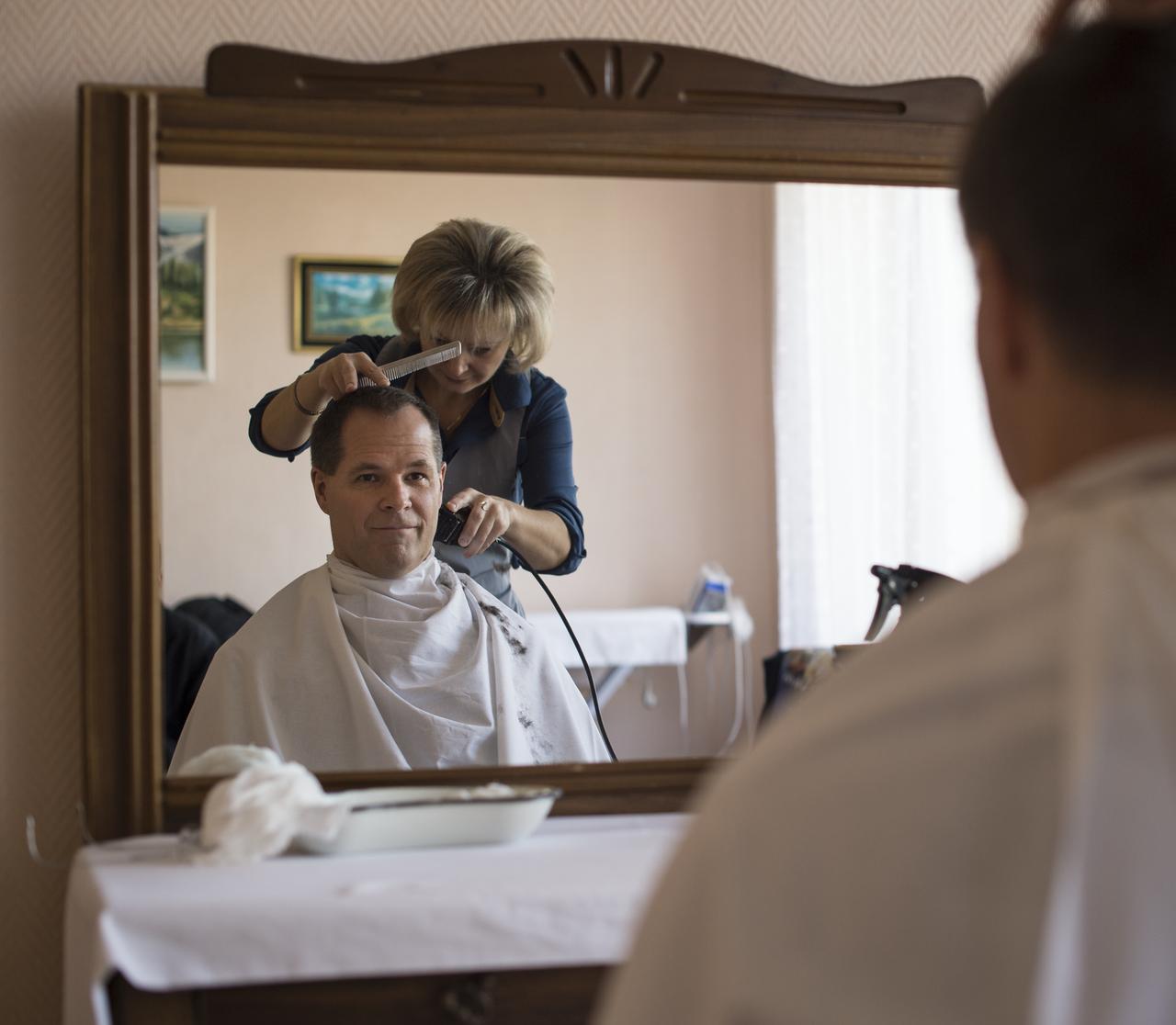 Expedition 33 Flight Engineer Kevin Ford gets his hair cut at the Cosmonaut Hotel, on Sunday, October 21, 2012, at the Baikonur Cosmodrome in Kazakhstan. Launch of the Soyuz rocket is scheduled for October 23 and will send Expedition 33/34 Flight Engineer Kevin Ford of NASA, Soyuz Commander Oleg Novitskiy and Flight Engineer Evgeny Tarelkin of ROSCOSMOS on a five-month mission aboard the International Space Station. Photo Credit: (NASA/Bill Ingalls)