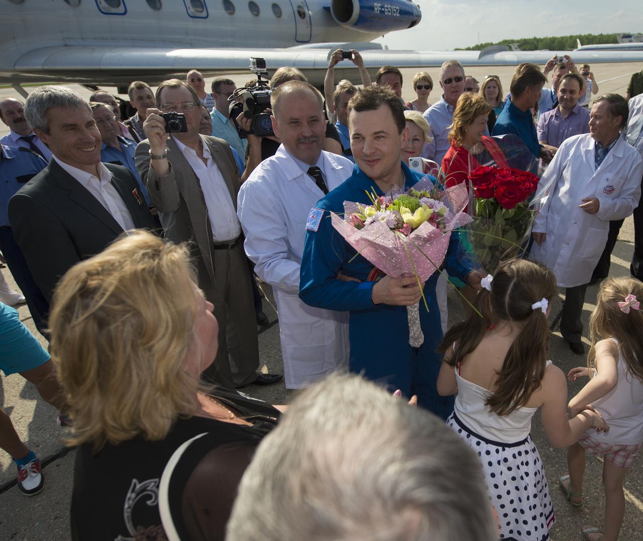 Expedition 35 Russian Flight Engineer Roman Romanenko of the Russian Federal Space Agency (Roscosmos) is welcomed home upon his return at Chkalovsky Airport in Russia, Tuesday, May 14, 2013.  Photo Credit:  (NASA/Carla Cioffi)