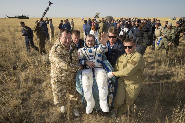 NASA image: Expedition 36 Soyuz TMA-08M Landing