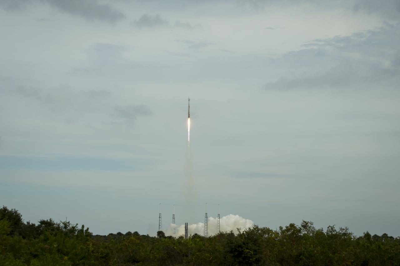 The United Launch Alliance Atlas V rocket with NASA’s Mars Atmosphere and Volatile EvolutioN (MAVEN) spacecraft launches from the Cape Canaveral Air Force Station Space Launch Complex 41, Monday, Nov. 18, 2013, Cape Canaveral, Florida. NASA’s Mars-bound spacecraft, the Mars Atmosphere and Volatile EvolutioN, or MAVEN, is the first spacecraft devoted to exploring and understanding the Martian upper atmosphere. Photo Credit: (NASA/Bill Ingalls)