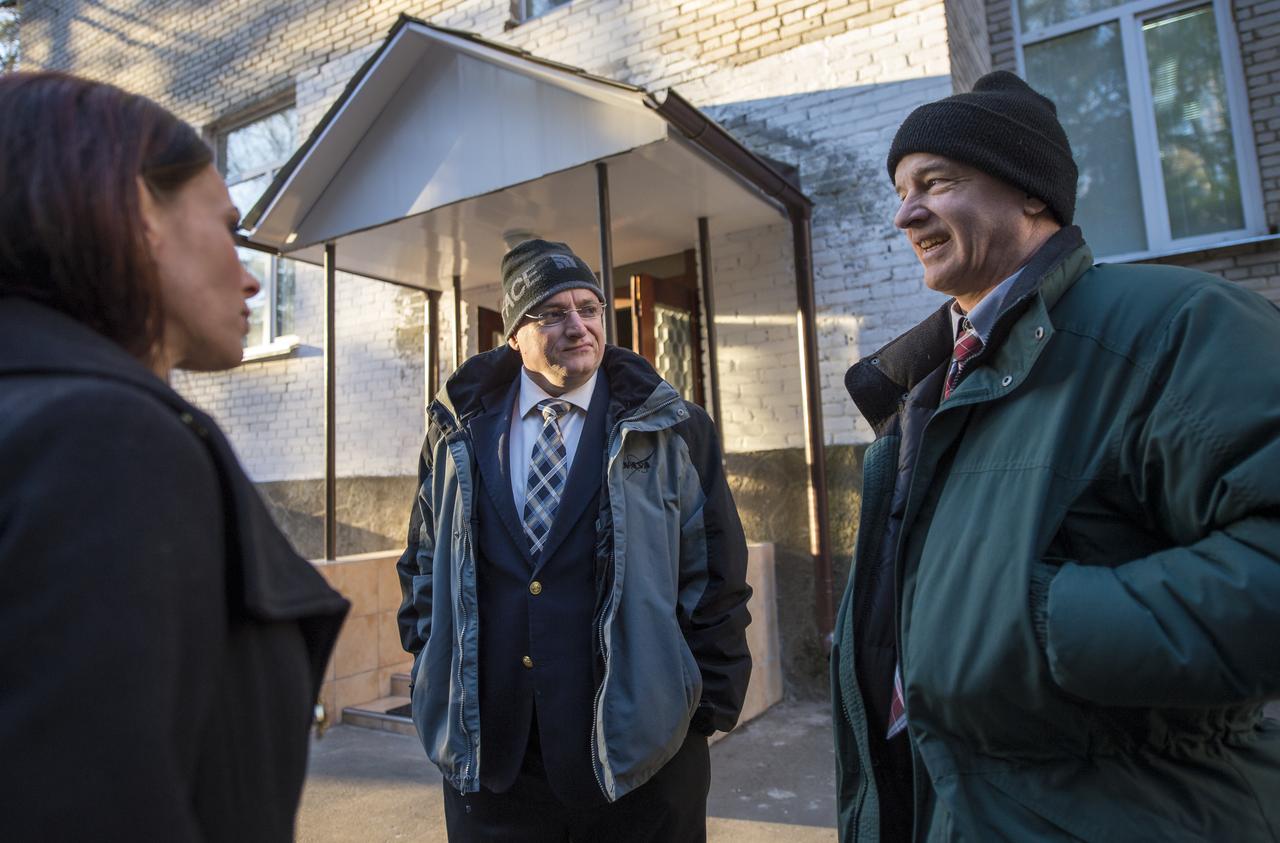 Expedition 43 NASA Astronaut Scott Kelly, center, and Expedition 43 backup crew member NASA Astronaut Jeff Williams talk as Kelly’s girlfriend, Amiko Kauderer, looks on at the Gagarin Cosmonaut Training Center (GCTC) in Star City, Russia, Saturday, March 14, 2015. Kelly and fellow Expedition 43 crew members, Russian Cosmonauts Mikhail Kornienko and Gennady Padalka of the Russian Federal Space Agency (Roscosmos) departed later in the morning for Baikonur, Kazakhstan. The trio is preparing for launch to the International Space Station in their Soyuz TMA-16M spacecraft from the Baikonur Cosmodrome in Kazakhstan March 28, Kazakh time. As the one-year crew, Kelly and Kornienko will return to Earth on Soyuz TMA-18M in March 2016. Photo Credit: (NASA/Bill Ingalls)