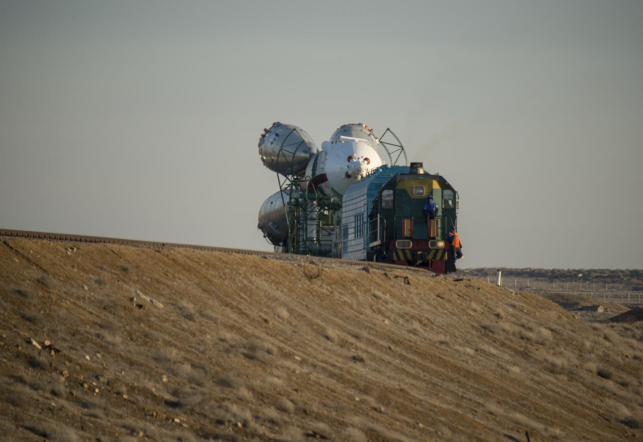 Expedition 43 Soyuz Rollout
