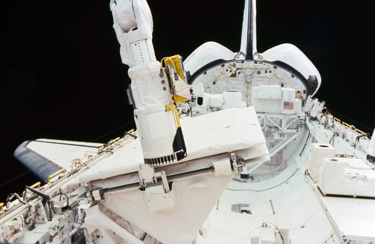 41G-03-008 (5-13 Oct. 1984) --- The end effector of the space shuttle Challenger's remote manipulator system (RMS) taps against the shuttle imaging radar's (SIR-B) antenna to secure it during NASA's 41-G mission. Photo credit: NASA