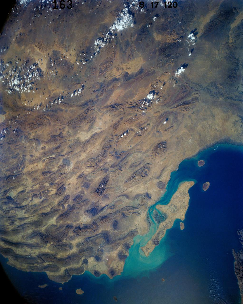 41G-120-163 (5-13 Oct 1984) --- The long, linear parallel ridges of the Zagros Mountains of southwestern Iran.  Dark, round salt domes intrude from deep beneath the earth to produce oil, much of which has yet to be exploited in this area.