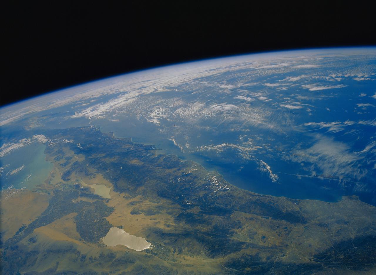 41G-121-057 (5-13 Oct 1984) --- South-looking view of southern California and Baja California.  Los Angeles area at lower right.  Part of the Imperial Valley, Salton Sea at lower center.  Baja is at upper left.