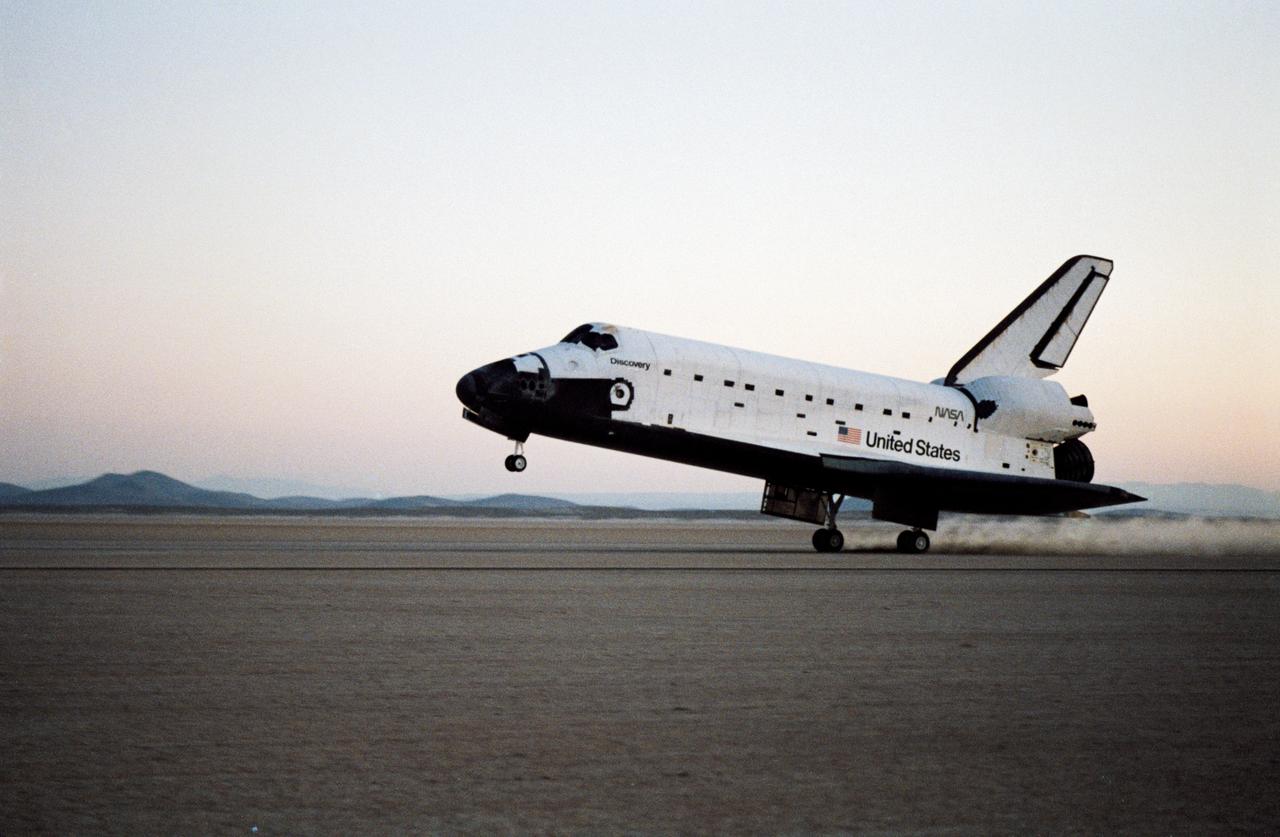 51I-S-225 (3 September 1985) --- The Space Shuttle Discovery lands on September 3, 1985 on Runway 23, Edwards Air Force Base, CA, to successfully complete the 51-I mission.