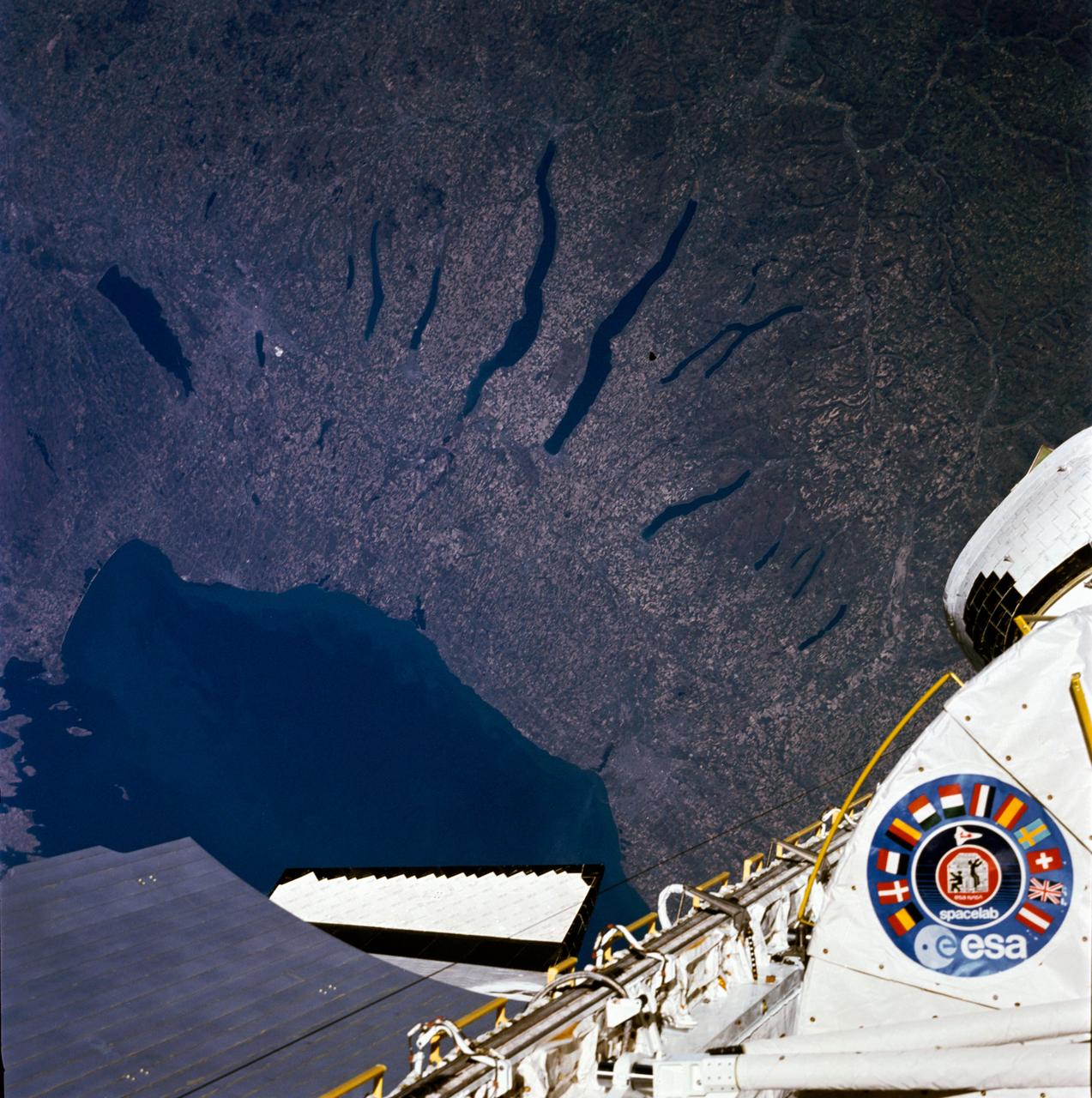 51B-33-028 (29 April-6 May 1985) --- An excellent view of the Finger Lakes area of New York, and including Lake Ontario and a small part of Ontario.  The lakes are fjord-like remnants of the glacial era.  The cities of Rochester, Syracuse, and Utica can be seen.