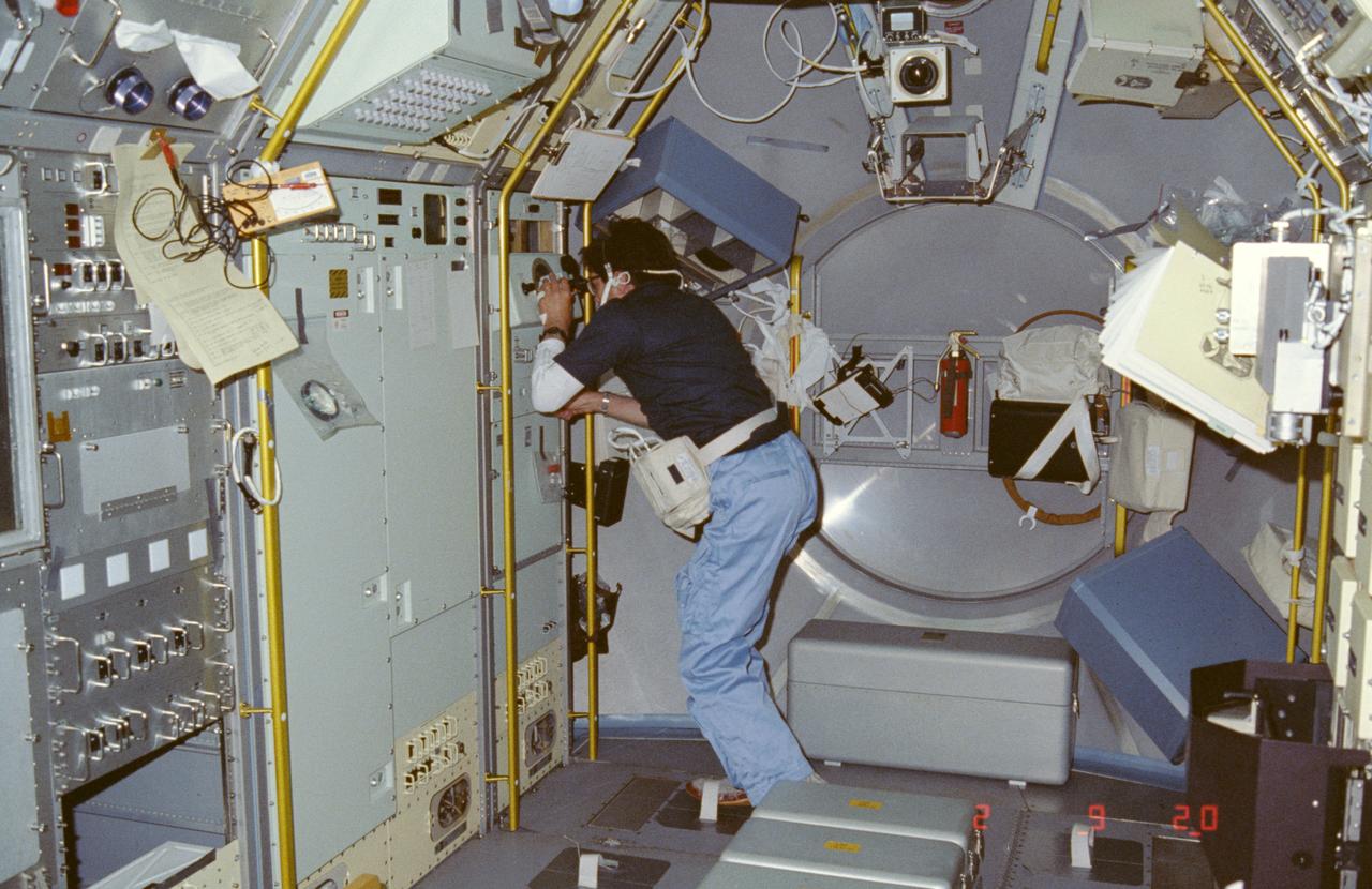 51B-06-010 (29 April-6 May 1985) --- Lodewijk van den Berg, 51-B payload specialist, observes the growth of mercuric iodide crystal in the vapor crystal growth system (VCGS) on the Spacelab 3 science module aboard the Space Shuttle Challenger.