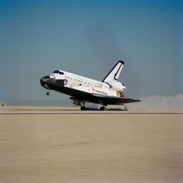 NASA image: Shuttle Challenger landing on Runway 17 at Edwards at end of 51-B mission