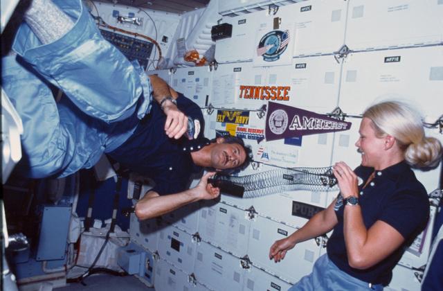 NASA image: Astronauts Hoffman and Seddon demonstrate effect of weightlessness on slinky