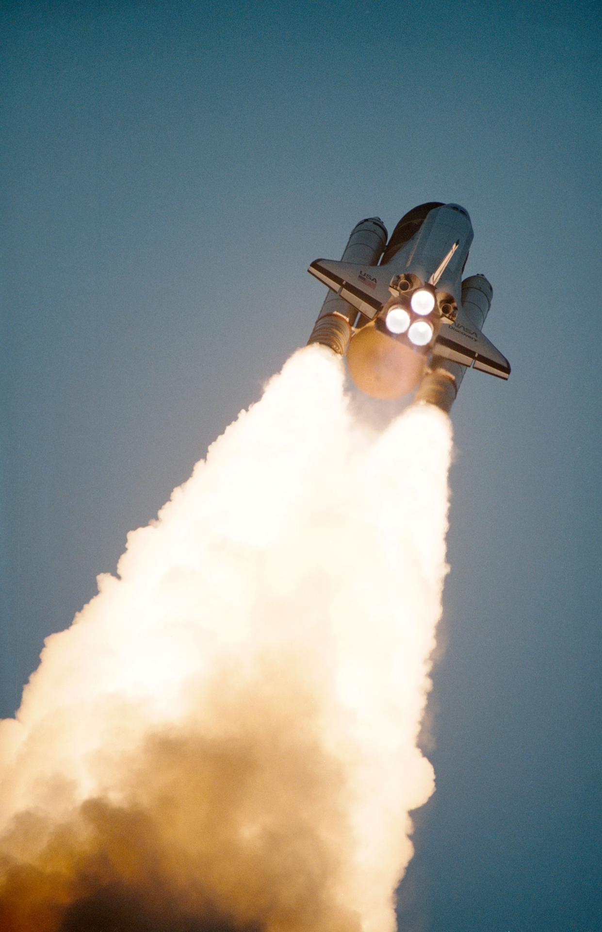 View from below of the Space Shuttle Discovery STS-51D launch