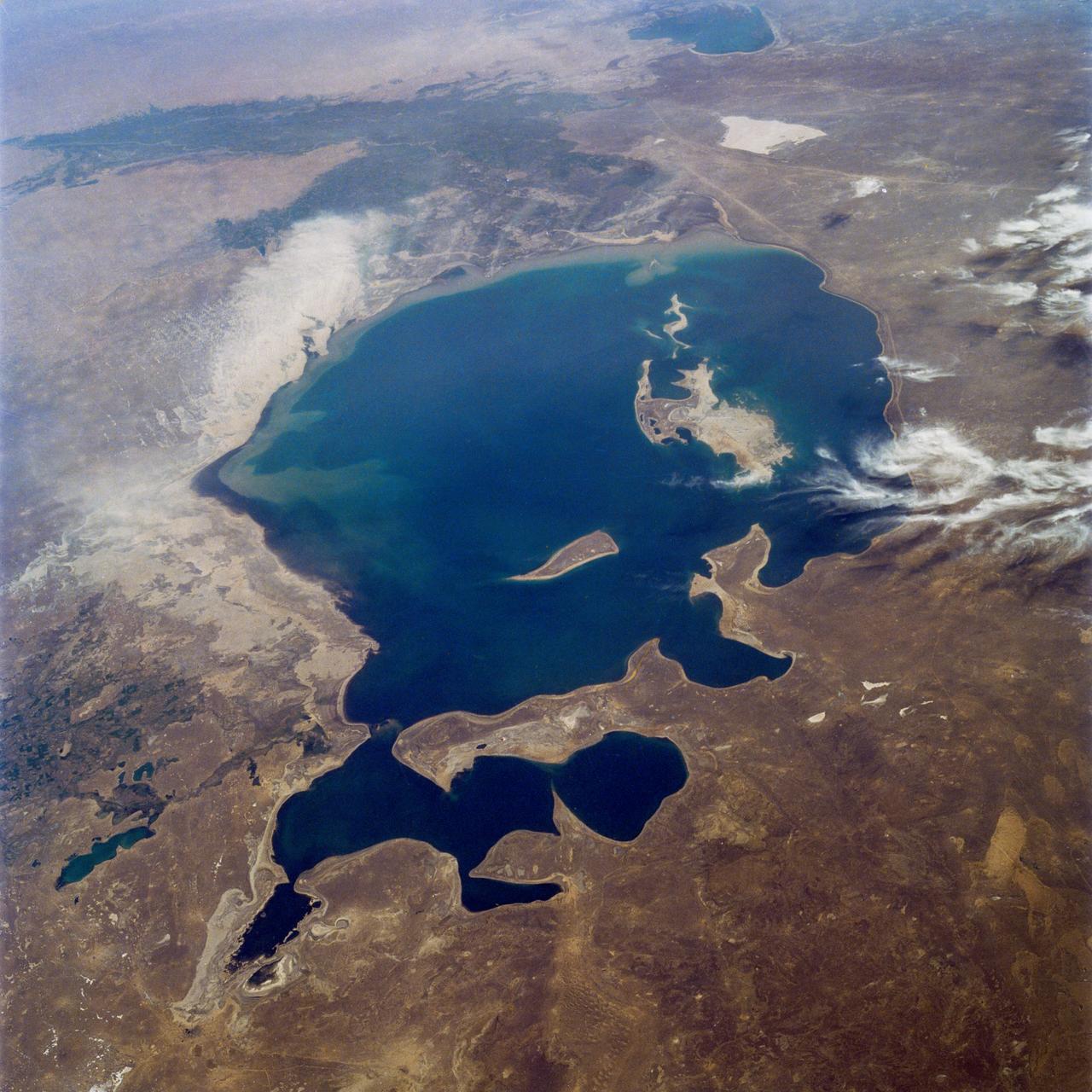 51F-36-059 (6 Aug 1985) --- A 70mm handheld Hasselblad scene showing the Aral Sea in the Soviet Union, as photographed by the crew members aboard the Space Shuttle Challenger on August 6, 1985. Center point of the area pictured is 45.5 north latitude and 60 east longitude. The spacecraft was flying at altitude of 170 miles. As in the case of other Spacelab missions, the spacecraft was flying a 58 degree inclination to the planet.