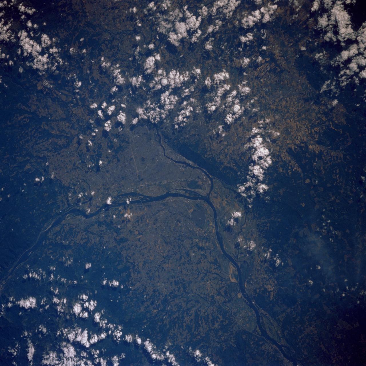51F-37-014 (29 July-6 Aug 1985) --- This Earth view shows Oregon and Washington including metropolitan Portland at the center.  The Columbia River can be seen from Goble (upper left) upstream to Bonneville (upper right).  The Willamette River is at the lower photo and seen upstream to east of McMinnville.
