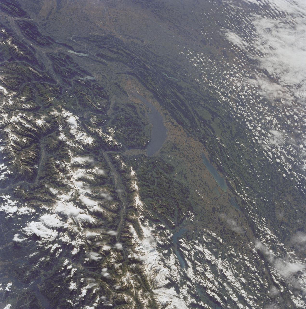 51F-42-058 (29 July-6 Aug 1985) --- This excellent view covers portions of Switzerland, France, and Italy. Lac Leman (Lake of Geneva) is at the center. The valley of the Rhone River can be seen from Tyon (lower left edge) upstream to the Swiss town of Brig. Great Alpine peaks including Mount Blanc, Matterhorn, Monte Rosa,Jungfrau, and Finsteraarhorn can be seen. Famous resorts in the photo include Aosta, Chamonix, Monreux, Laussane, Gstaad, Interlaken, Stresa, and Zermatt. The Swiss capital of Bern is at the upper right.