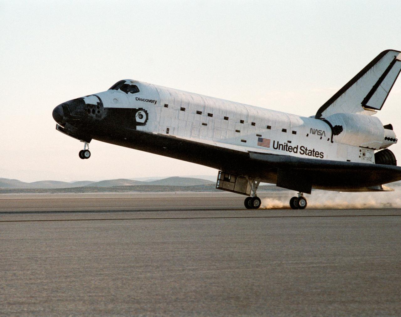 51G-S-225 (24 June 1985) --- Discovery, with its seven-member 51-G crew aboard, touches down on a dry lakebed at Edwards Air Force Base in California. Landing was noted at 6:11:53 a.m. (PDT), June 24, 1985.