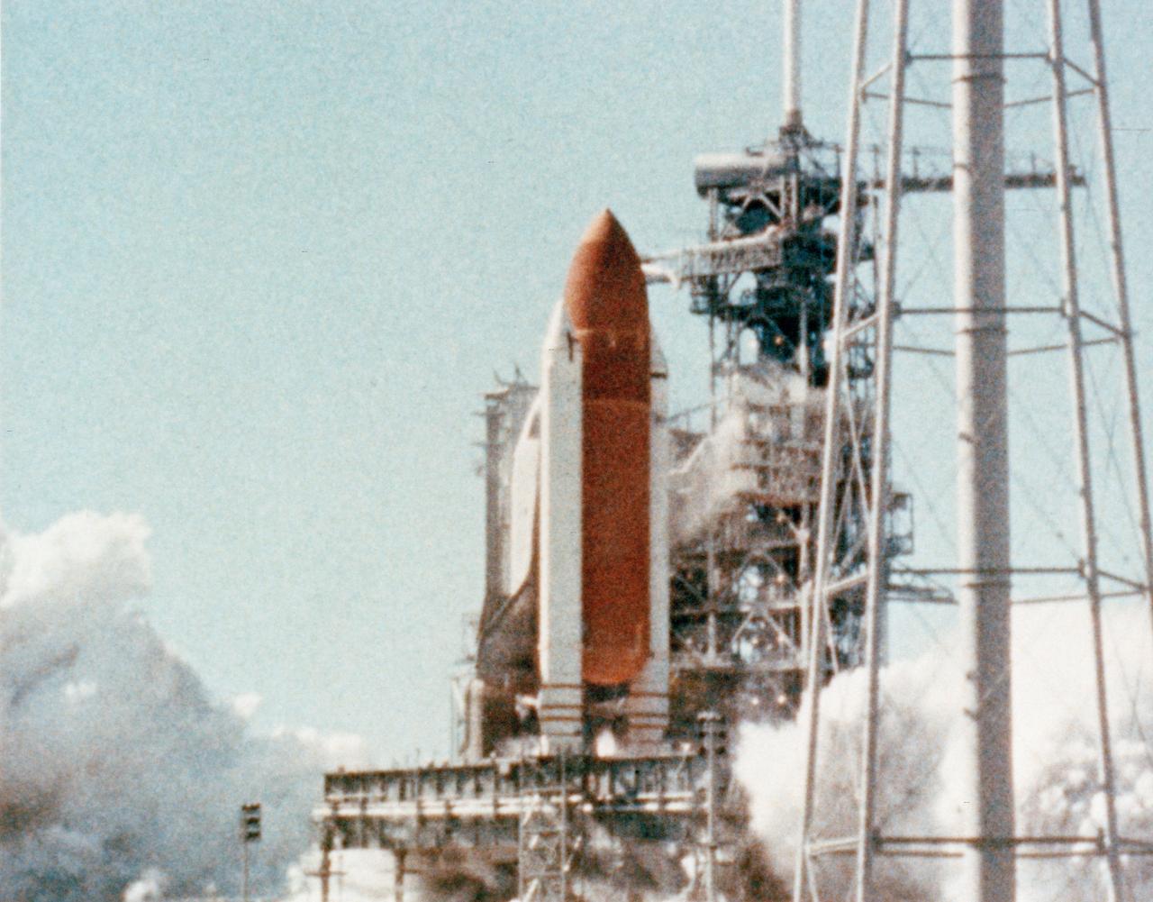 51L-10096 (12 Feb 1986) --- Time as of 0.445, first evidence of black smoke right hand (RH) solid rocket booster (SRB) near field joint, 39B-1/11.  (Item E-60) (FC).