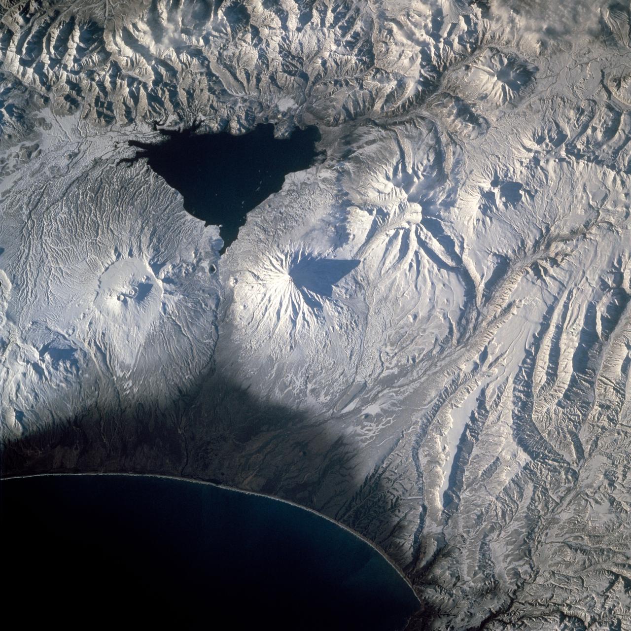 61A -45-98 (2 Nov 1985) --- A near vertical view of Russia's Kamchatka Peninsula features Ozero Kronotskoye near the Pacific Coast. Center-point coordinates of the pictured area are at 54.5 degrees north latitude and 160.5 degrees east longitude.