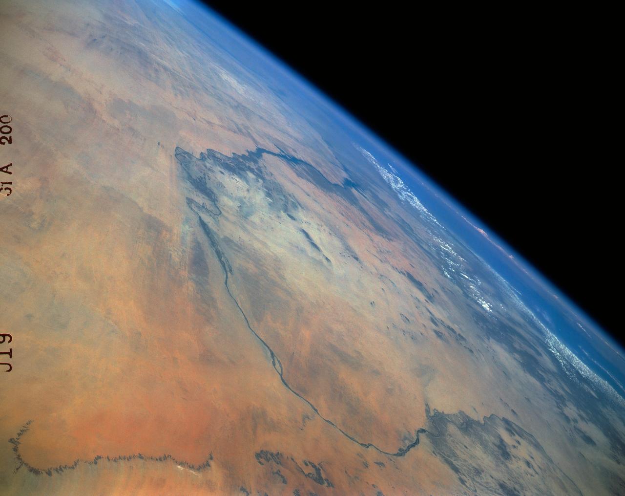 61A-200-019 (30 Oct-6 Nov 1985) --- The Nubian Desert of northern Sudan and southern Egypt. This view to the northeast, taken from a point 200 miles west of Khartoum, shows the Nile from Abu-Hamed downstream beyond Lake Nasser and the Aswan High Dam to the bend at Luxor.