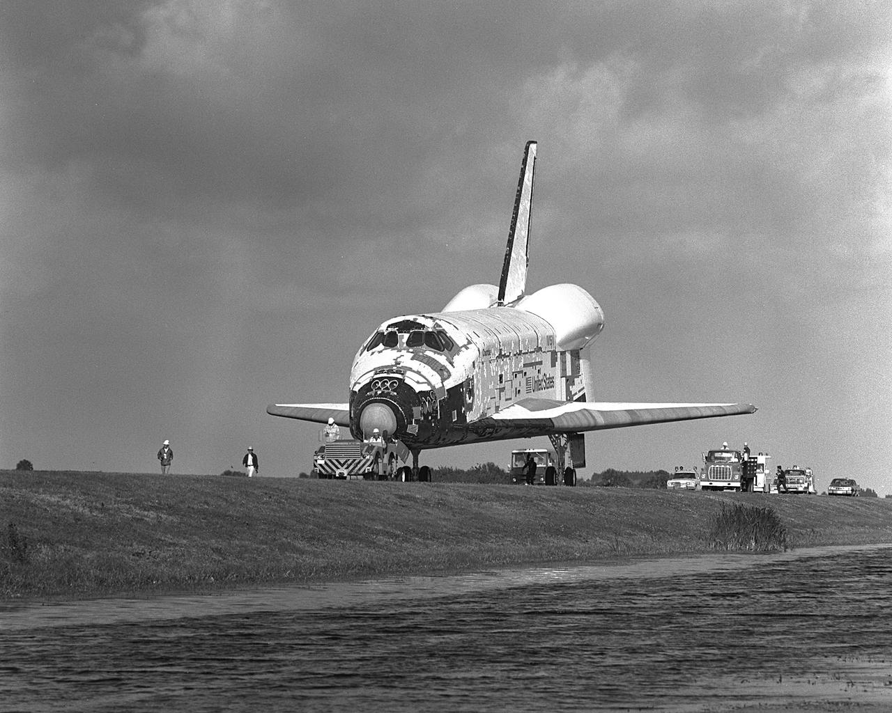 KENNEDY SPACE CENTER, FLA. - Shuttle Orbiter Colulmbia arriving at OPF.