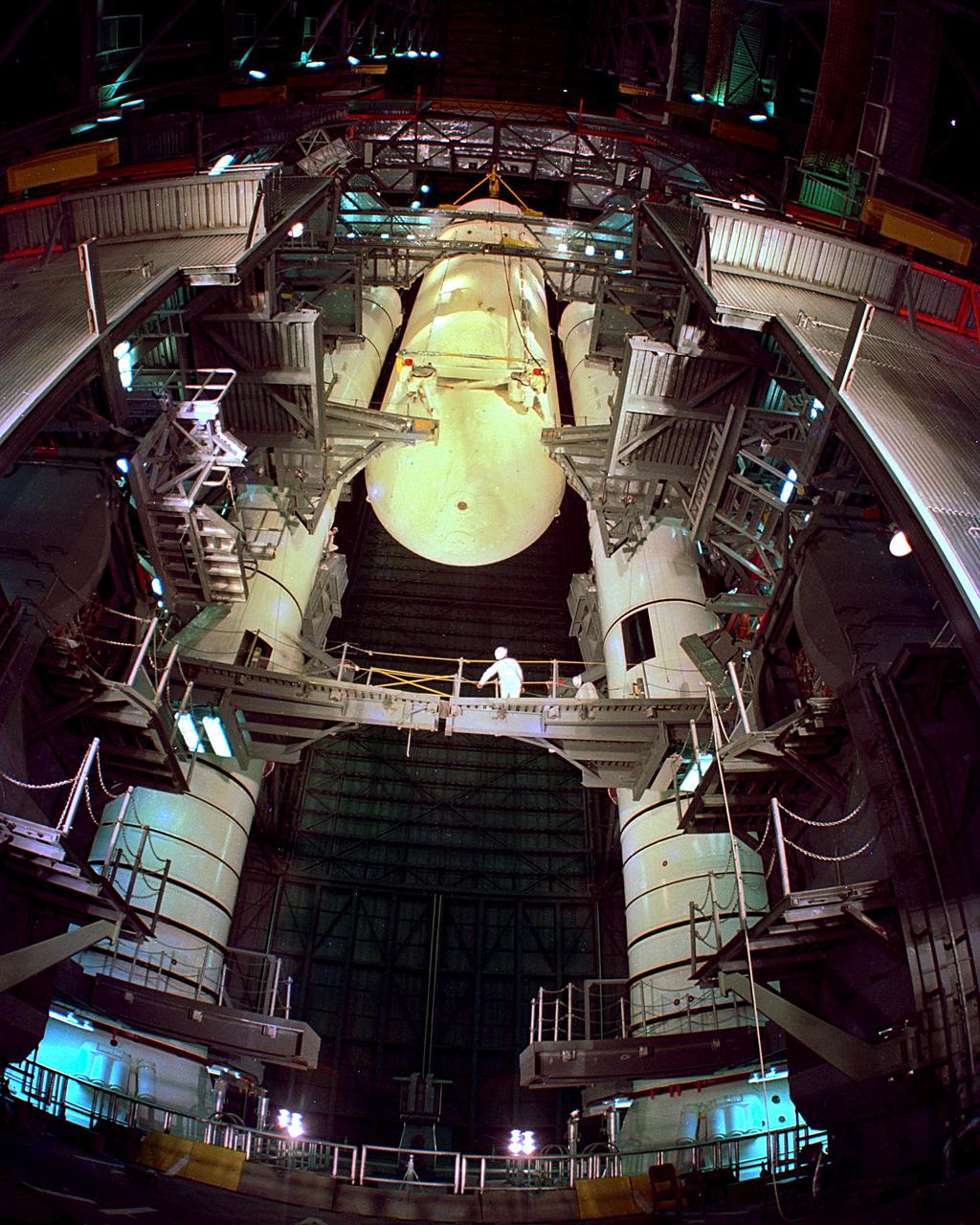 KENNEDY SPACE CENTER, FLA. - Shuttle external tank (ET) move and mate.