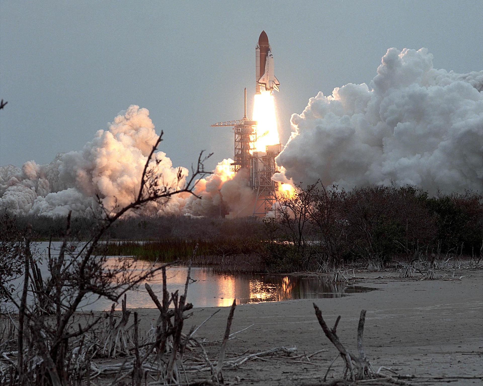 Launch of space shuttle Discovery for STS-51D