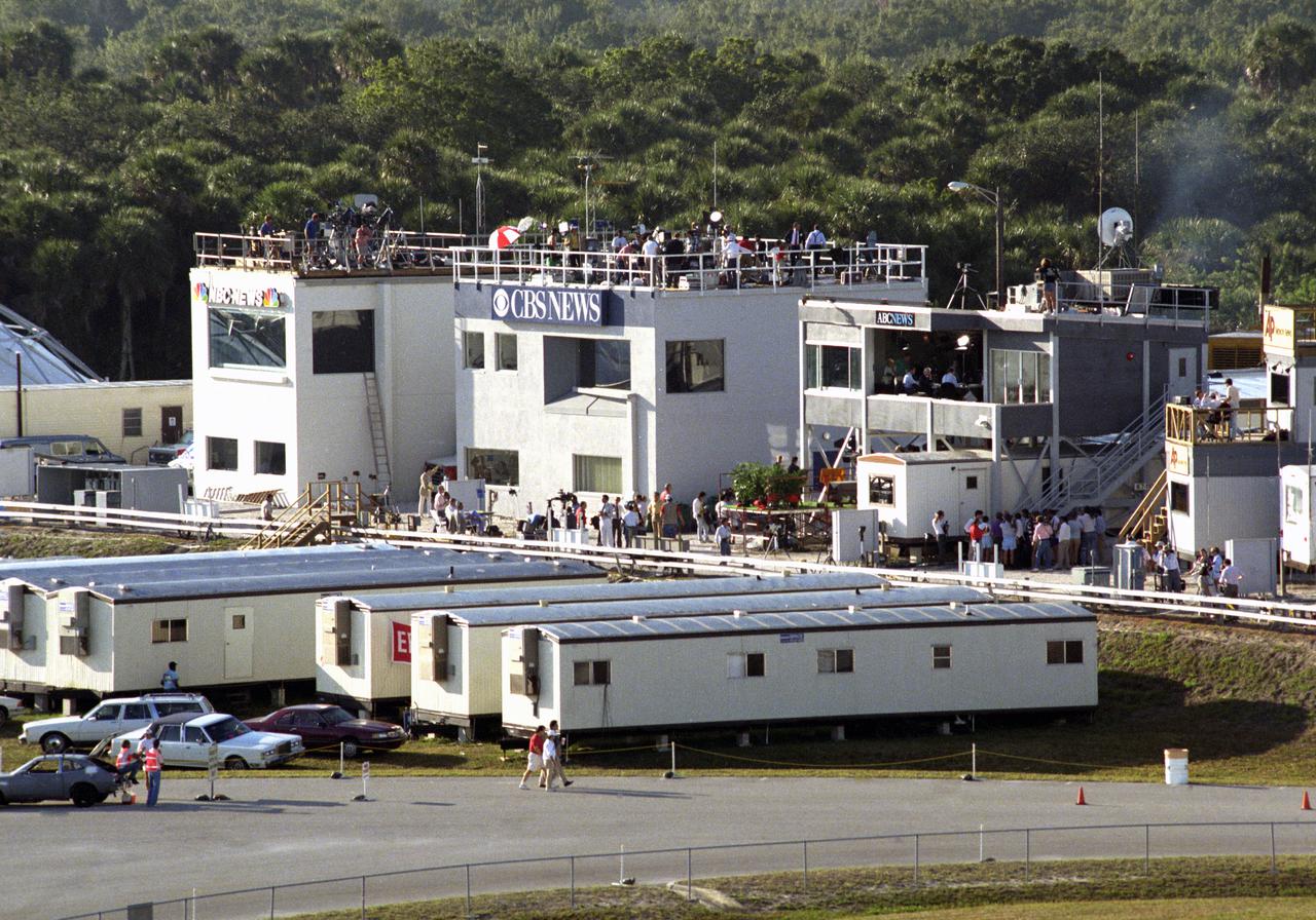 CAPE CANAVERAL, Fla. -- Complex 39 Press Site prepares for the nearly 2,500 accredited news media who arrived to cover the launch of Discovery and space shuttle mission STS-26R.  Photo Credit: NASA