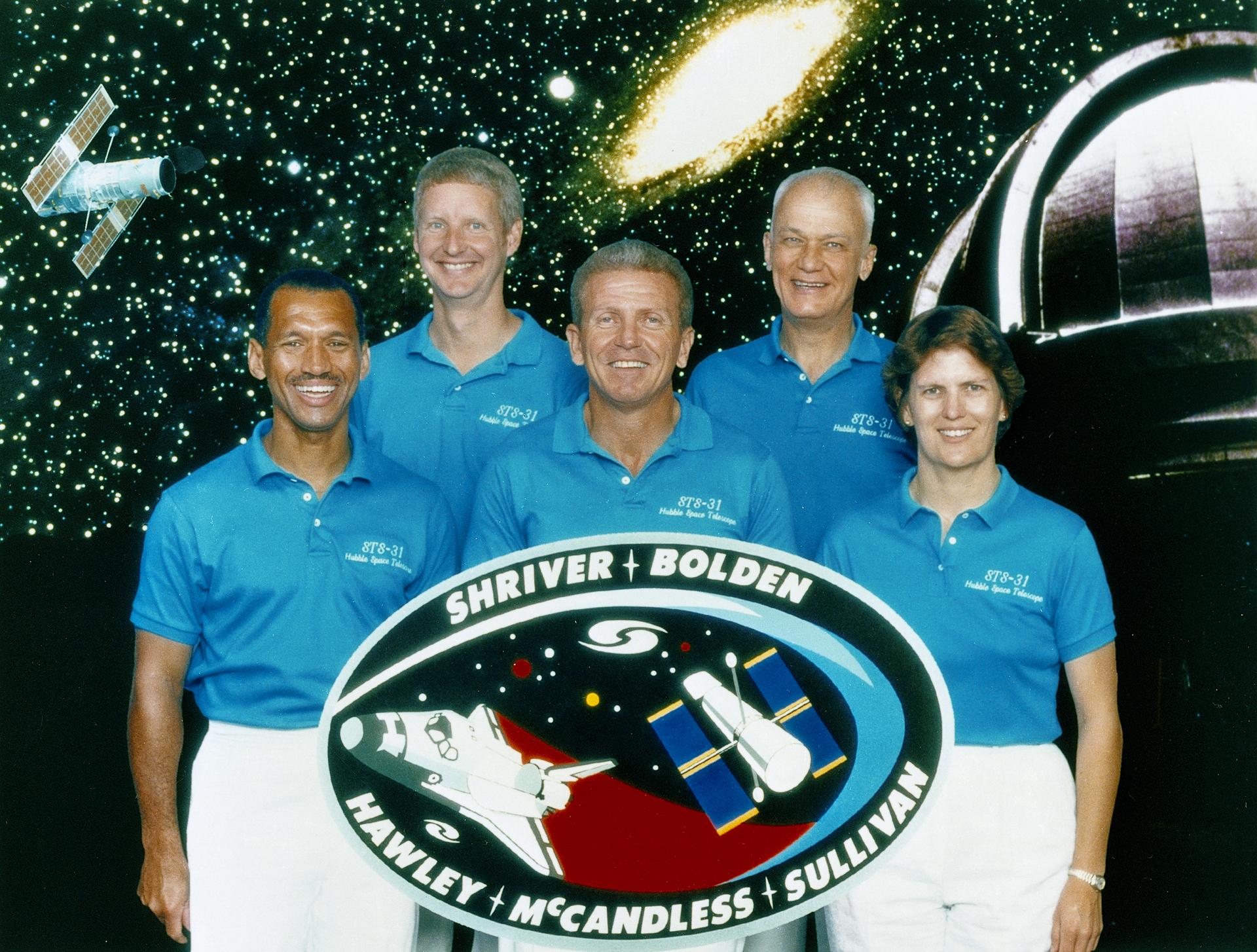 STS-31 official crew portrait with crew patch in front