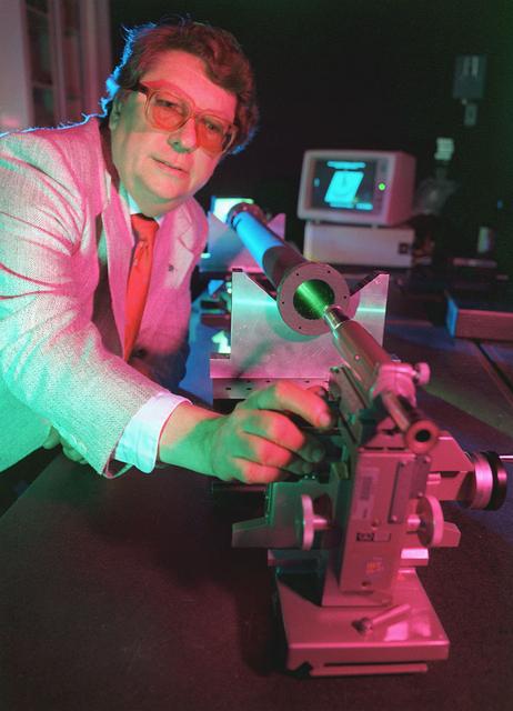 Marshall's 1992 Inventor of the Year demonstrates his multi-layer water window imaging x-ray microscope.