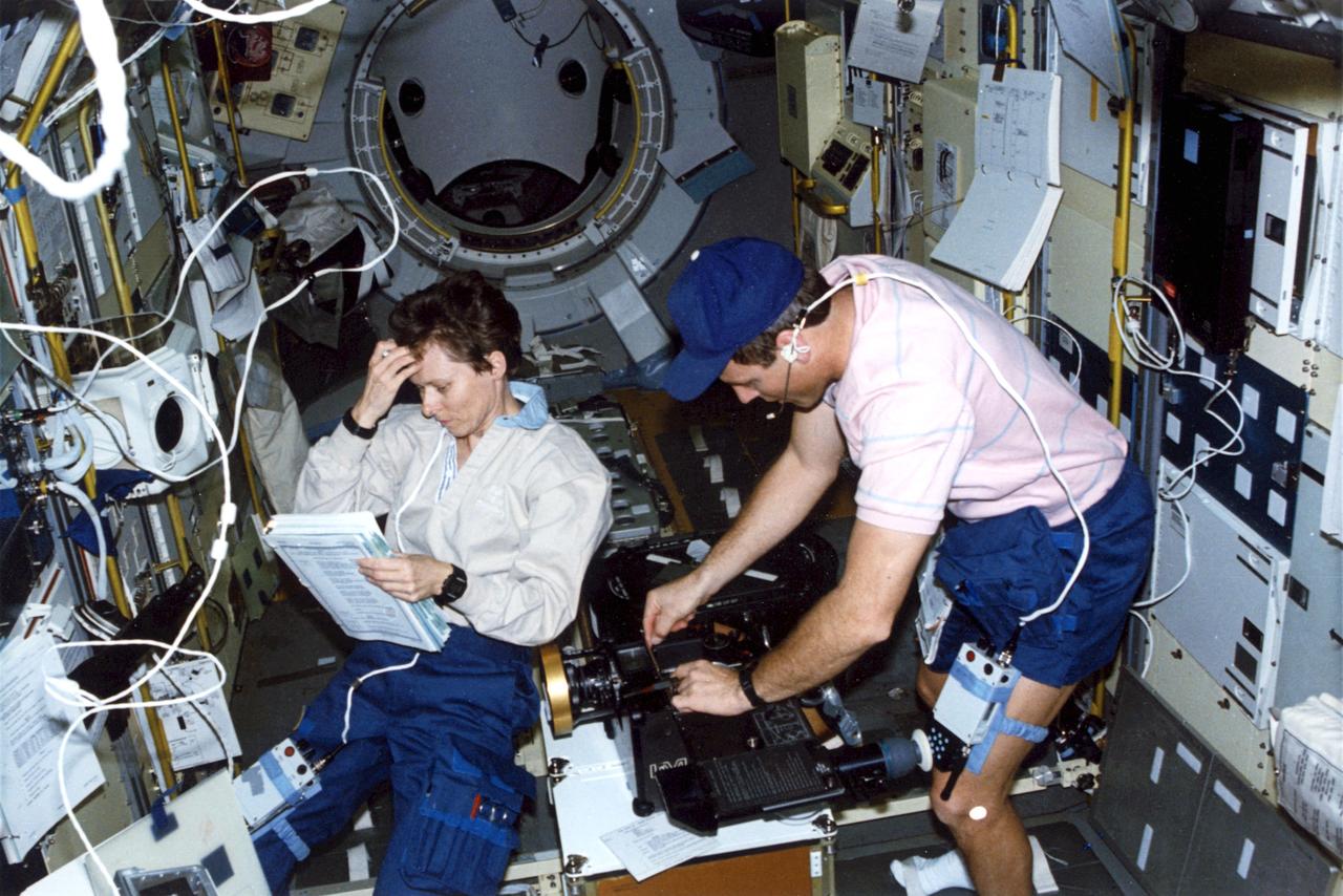 STS-42, Astronauts Steve Oswald and Canadian Roberta Bondar working in IML-1 (International Microgravity Laboratory).