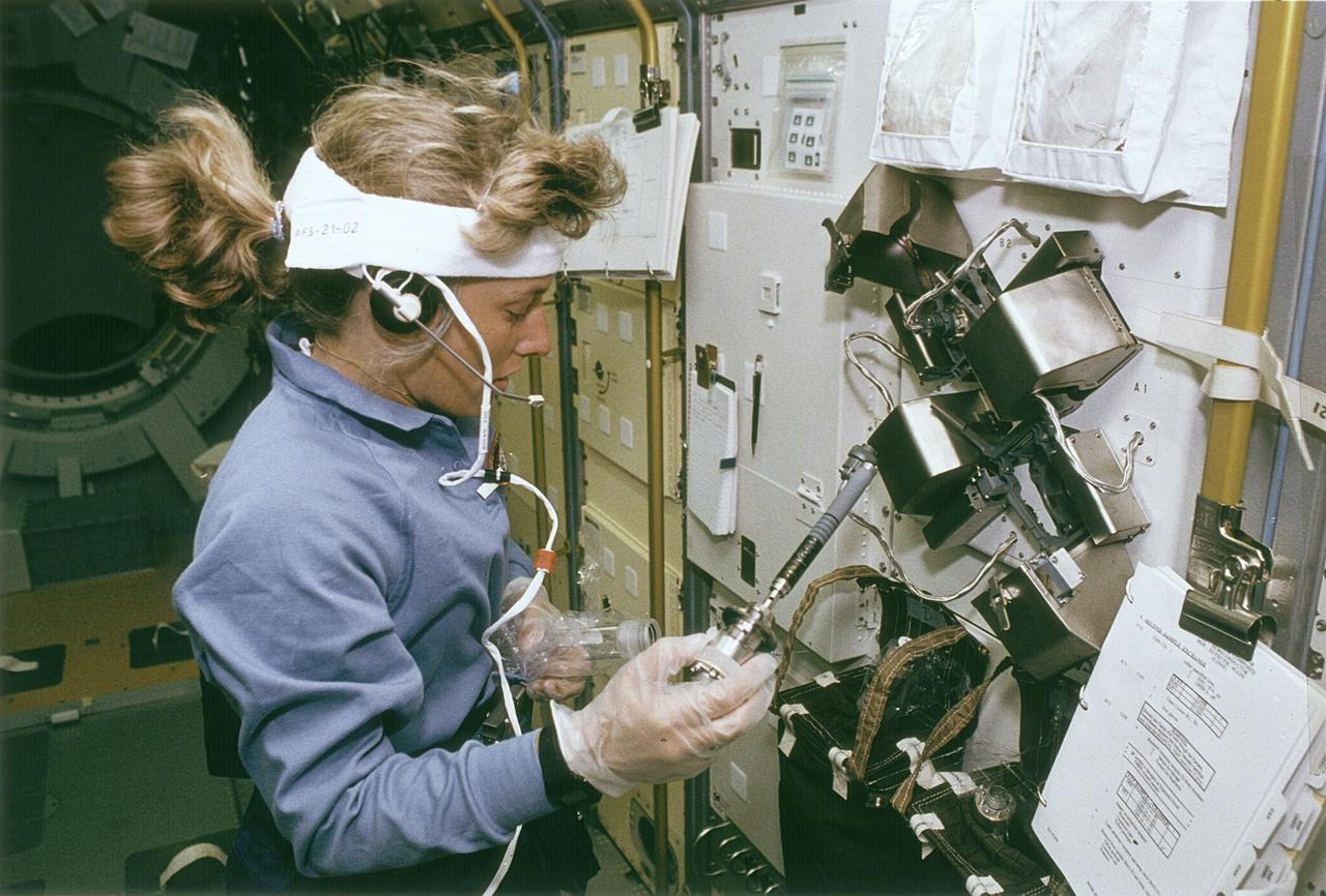 Space Shuttle Endeavour (STS-47) onboard photo of Astronaut N. Jan Davis at work at the Continuous Heating Furnace (CHF) in the Spacelab-J Science Module. Spacelab-J is a combined National Space Development Agency of Japan (NASDA) and NASA mission. The objectives included life sciences, microgravity and technology research.
