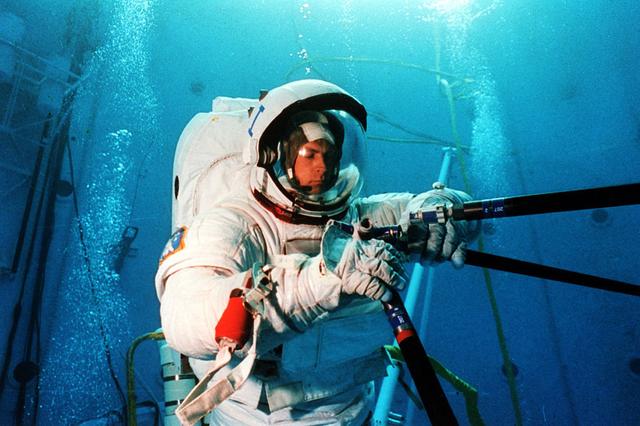 Astronaut Mark Lee participates in the Nitrox breathing system test in Marshall's Neutral Buoyancy Simulator (NBS).