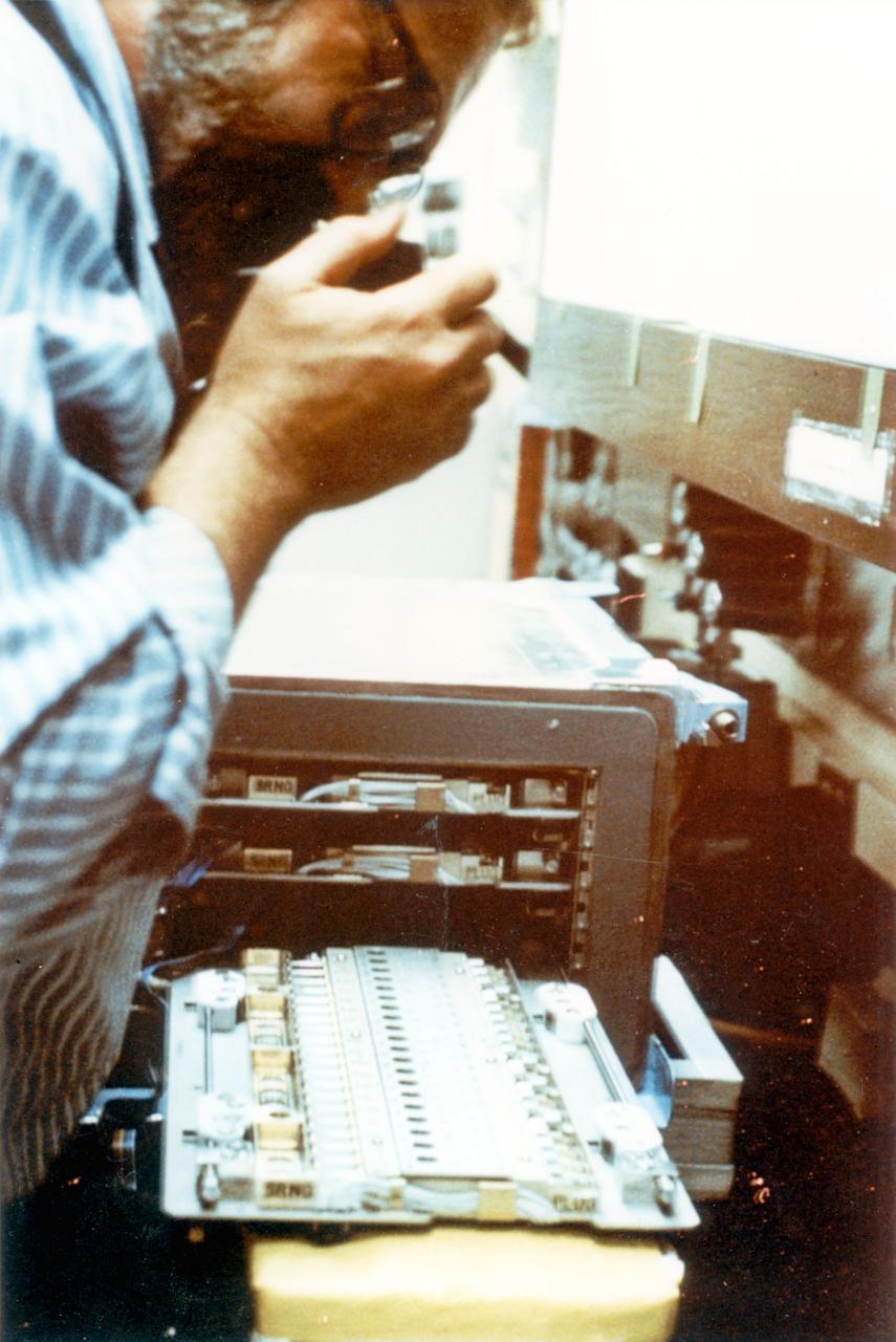 Scientist photographs STS- 26 Post-flight (VDA) Vapor Diffusion Apparatus Tray with (PCG) Protein Crystal Growth Samples.