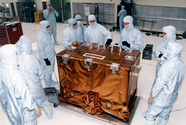 NASA image: STS-82 Discovery crew familiarize themselves with hardware for flight