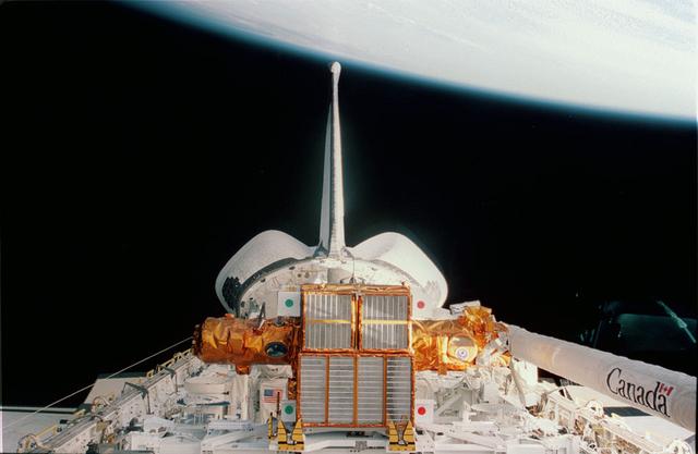STS-87 Onboard Photo: The U. S. Microgravity Payload-4 (USMP-4) is carried aboard multi-purpose experiment support structures mounted in the shuttle payload bay and sparning the width of the orbiter.