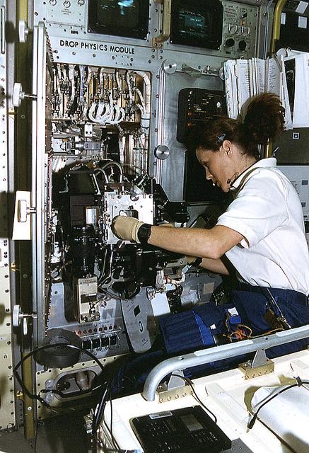Onboard Space Shuttle Columbia (STS-73) Payload Commander Kathryn Thornton works with the Drop Physics Module (DPM) in the United States Microgravity Laboratory 2 (USML-2) Spacelab Science Module cleaning the experiment chamber of the DPM.