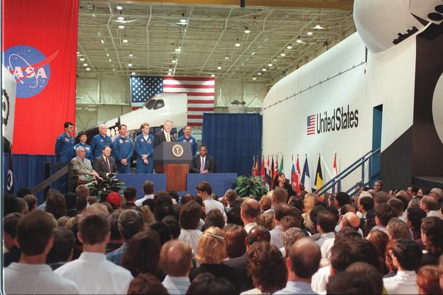 NASA image: President Bill Clinton visits JSC