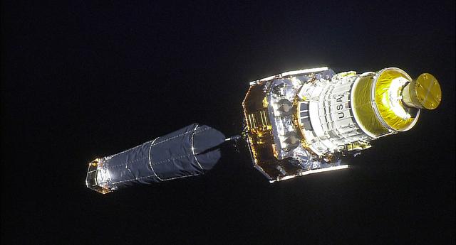 99-E-10020 (23 July 1999) --- The Chandra X-Ray observatory and its upper stage were captured during separation from the Space Shuttle Columbia with the STS-93 HDTV Camcorder inside the crew cabin.