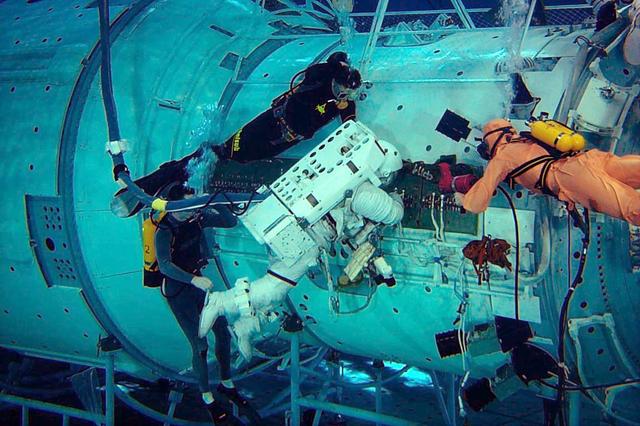 99-E-14654 (October 1999) --- Astronaut Edward T. Lu, mission specialist, is assisted by SCUBA-equipped divers during a rehearsal of STS-106 space walk chores in the Hydrolab facility at Star City, Russia. Also participating in this simulation but out of frame here was cosmonaut Yuri I. Malenchenko, mission specialist who represents the Russian Space Agency (RSA).