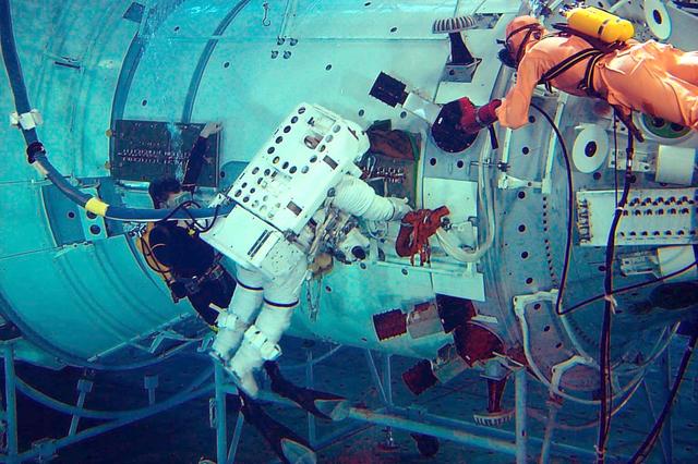 99-E-14657 (October 1999) --- Astronaut Edward T. Lu, mission specialist, is assisted by SCUBA-equipped divers during an underwater rehearsal of STS-106 space walk chores in the Hydrolab facility at Star City, Russia. Also participating in this simulation but out of frame here was cosmonaut Yuri I. Malenchenko, mission specialist representing the Russian Space Agency (RSA).