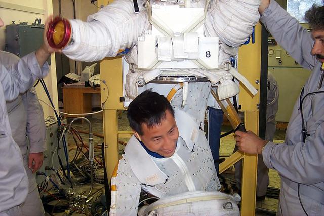 99-E-14658 (6-7 October 1999) --- Astronaut Edward T. Lu, mission specialist for STS-106, egresses a training version of the extravehicular mobility unit (EMU) space suit at the Hydrolab facility in Star City, Russia. Lu's two-day training session marked only the second time that the EMU has been used in exercises in the Russian underwater lab.