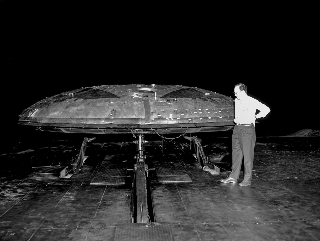 Avrocar with ground board and variable height struts and no tail. Can see focusing ring that controlled the peripheral jet.