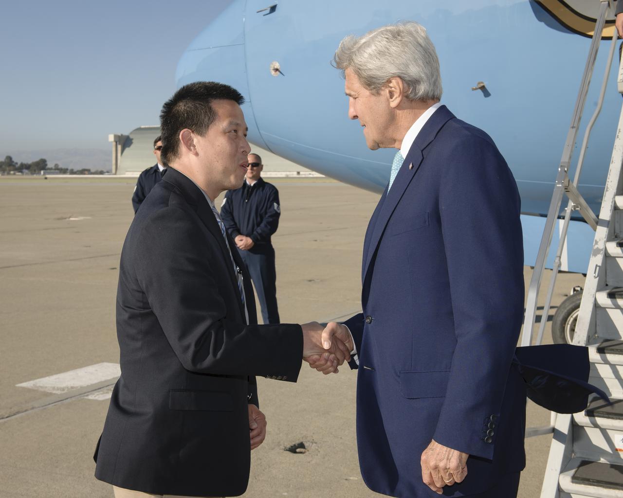 Ames Center Director Eugene Tu greeted Secretary of State John Kerry as he arrived at Moffett Field. Secretary Kerry was in Silicon Valley for events around the 2016 Global Entrepreneurship Summit.