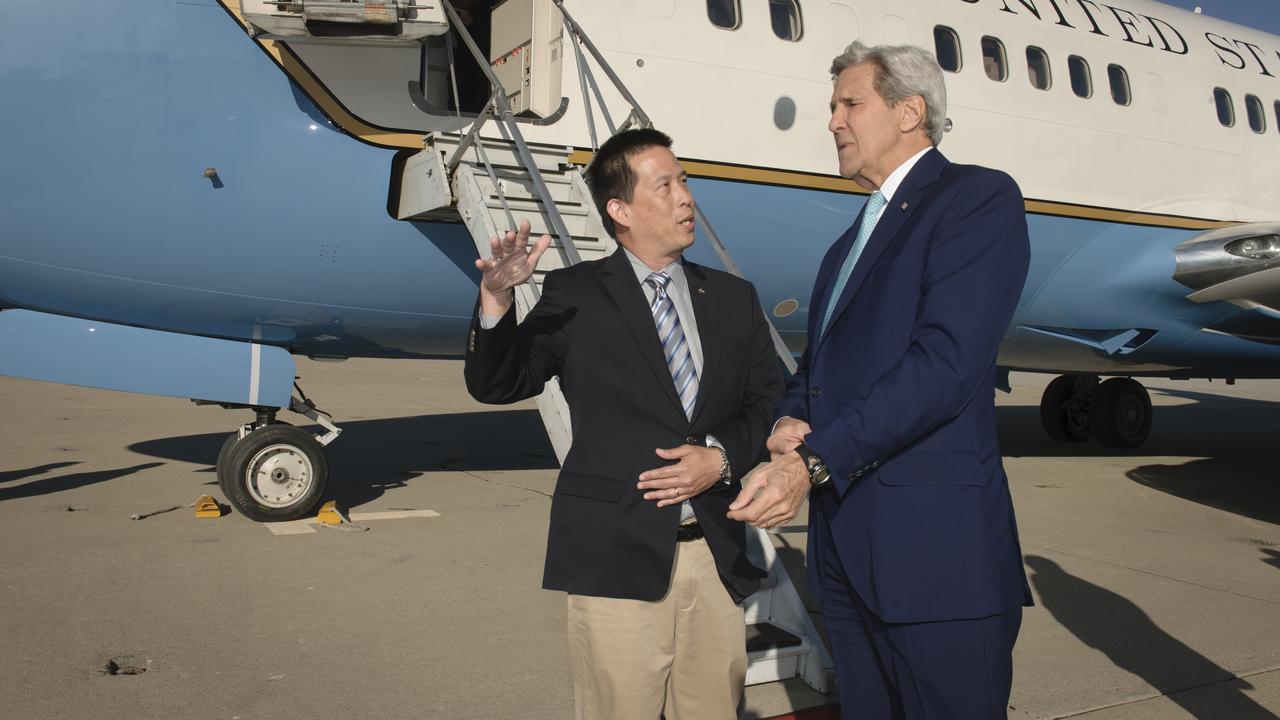 Ames Center Director Eugene Tu greeted Secretary of State John Kerry as he arrived at Moffett Field. Secretary Kerry was in Silicon Valley for events around the 2016 Global Entrepreneurship Summit.