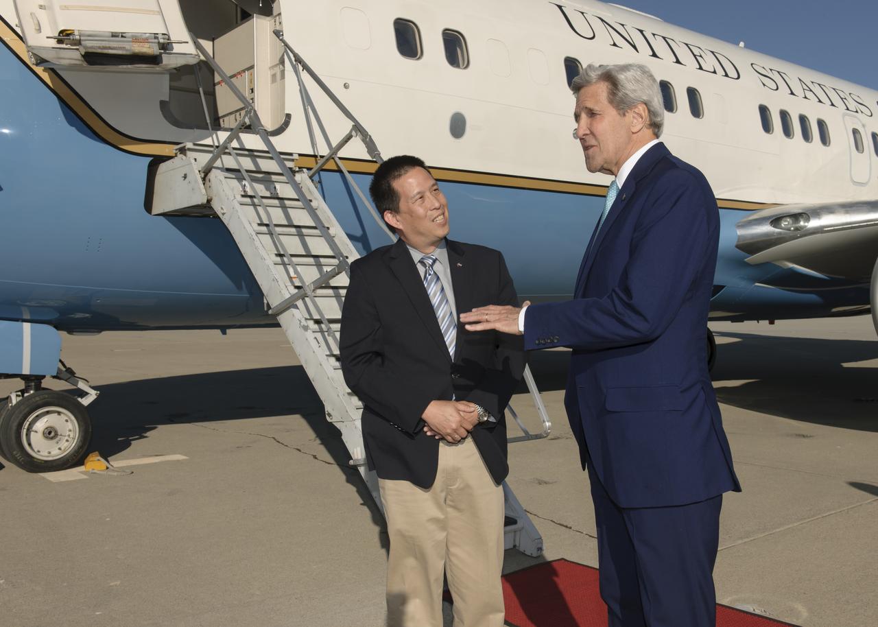Ames Center Director Eugene Tu greeted Secretary of State John Kerry as he arrived at Moffett Field. Secretary Kerry was in Silicon Valley for events around the 2016 Global Entrepreneurship Summit.