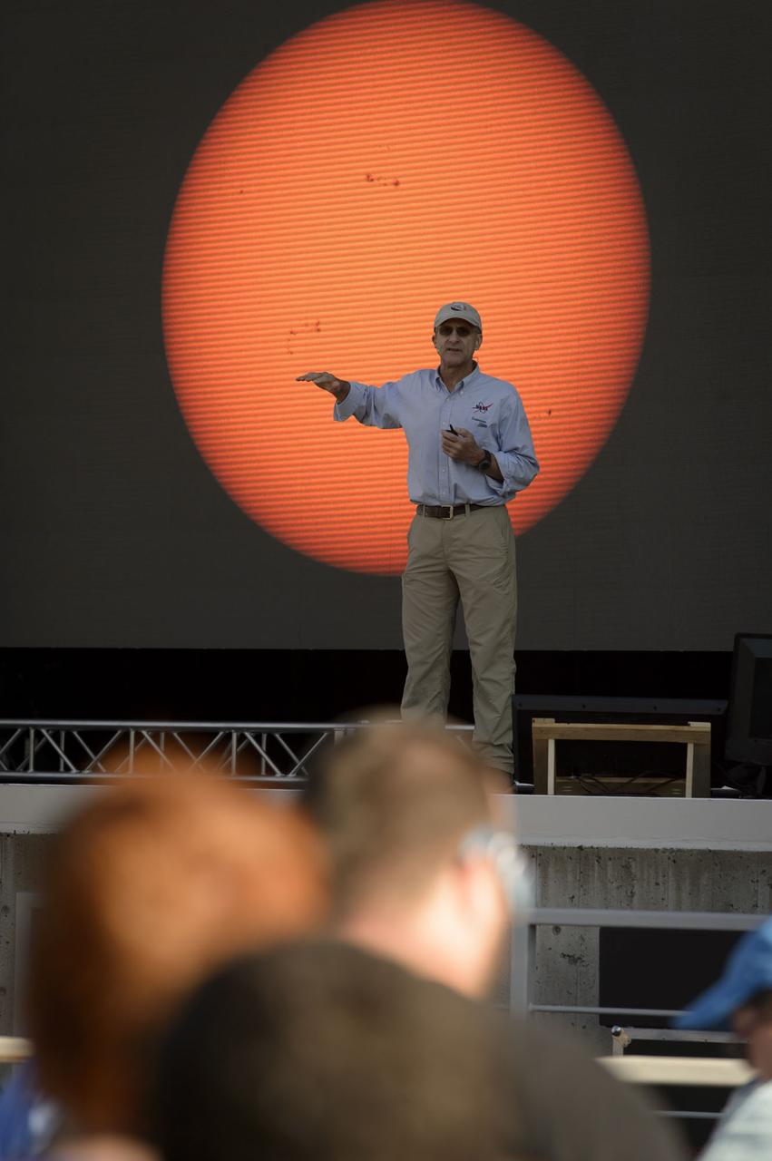 Astronaut Don Pettit gives an overview of the 2017 Solar Eclipse during the viewing event at the Oregon State Fair Grounds, Salem, Oregon