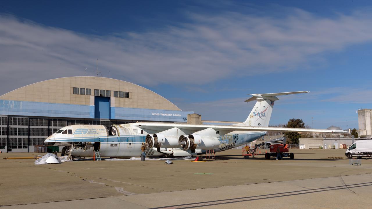Removing the skin from the airframe of the modified C-141 Kuiper Airborne Observatory, (KAO) (NASA-714), on the N211 apron at Moffett Field, California.