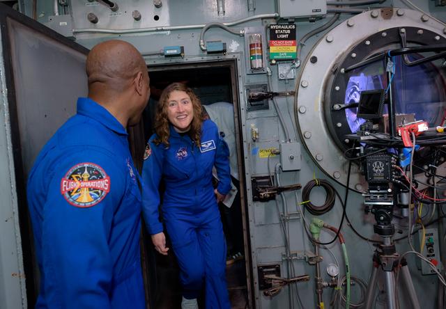 NASA image: Orion Astronauts Visit Ames Entry Systems and Technology Divisio