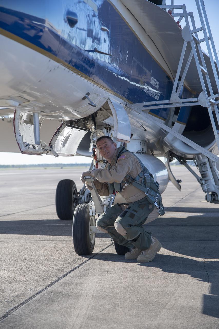 NASA test pilots Jim “Clue” Less and Wayne “Ringo” Ringelberg step to the F/A-18 research aircraft at Ellington Field and conduct pre-flight safety checks on the aircraft prior to a supersonic research flight for the QSF18 series.