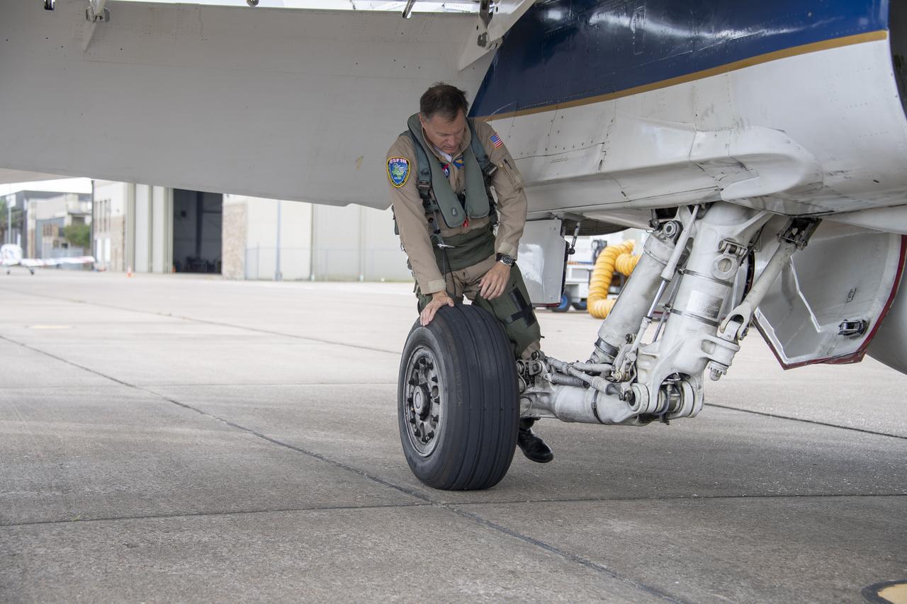 NASA test pilot Wayne “Ringo” Ringelberg and photographer Carla Thomas prepare to take off for a supersonic research flight in support of the QSF18 campaign off the coast of Texas. NASA photographers and videographers take part in operations to support mission documentation.